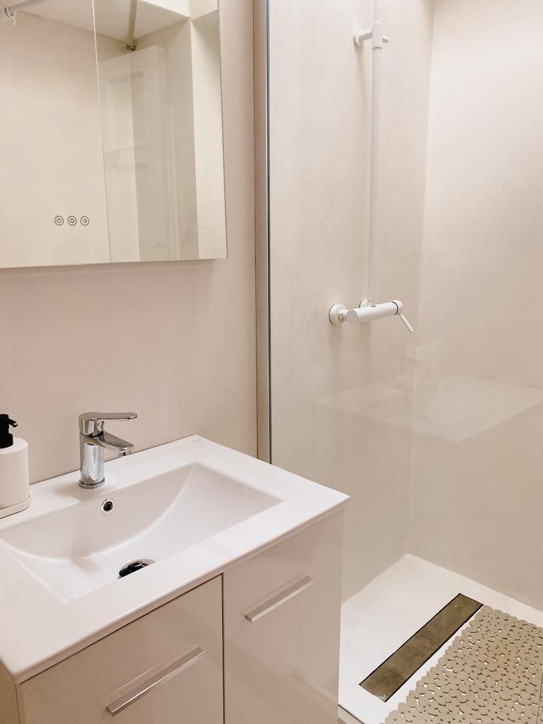 Ensuite bathroom at Island Vibes Studios